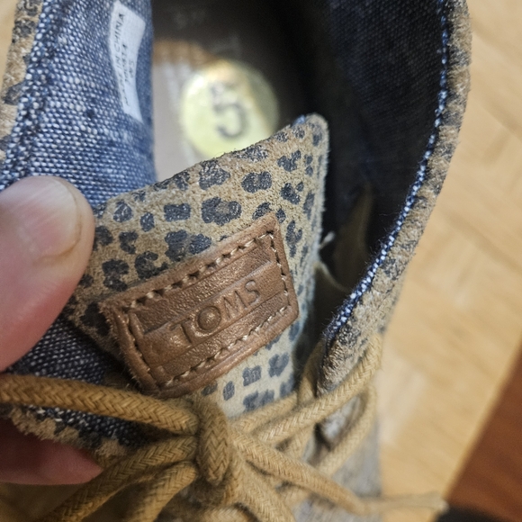 TOMS leopard pattern print sueded leather wedges Ankle size 5 - Picture 6 of 12